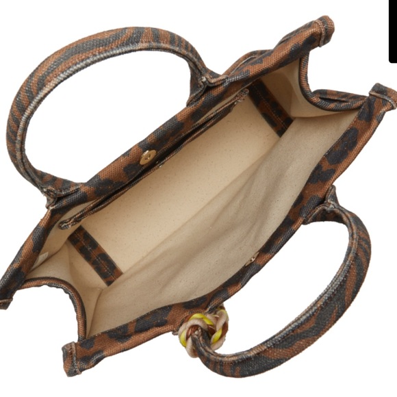 NWT❣️Vince Camuto Leopard Print Canvas Tote - Picture 3 of 7